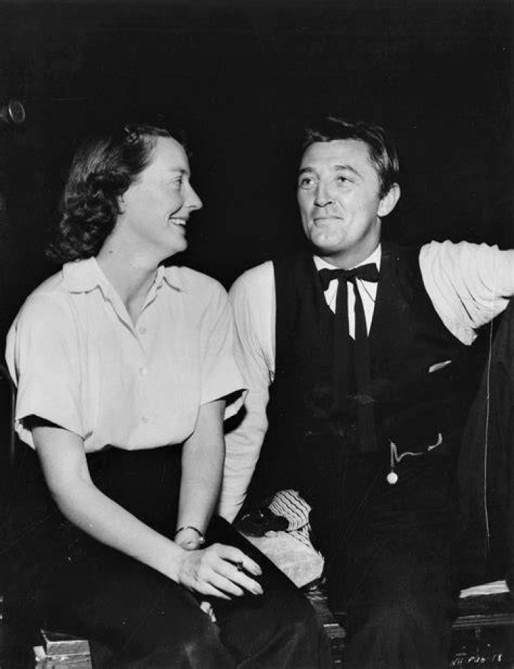 Robert Mitchum spends some time with his wife Dorothy on the set of The